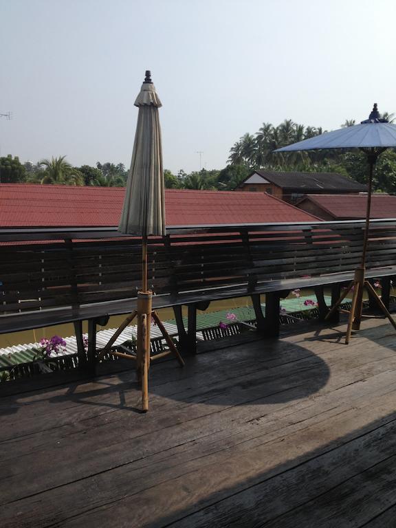 At Casa Guesthouse Amphawa Phòng bức ảnh