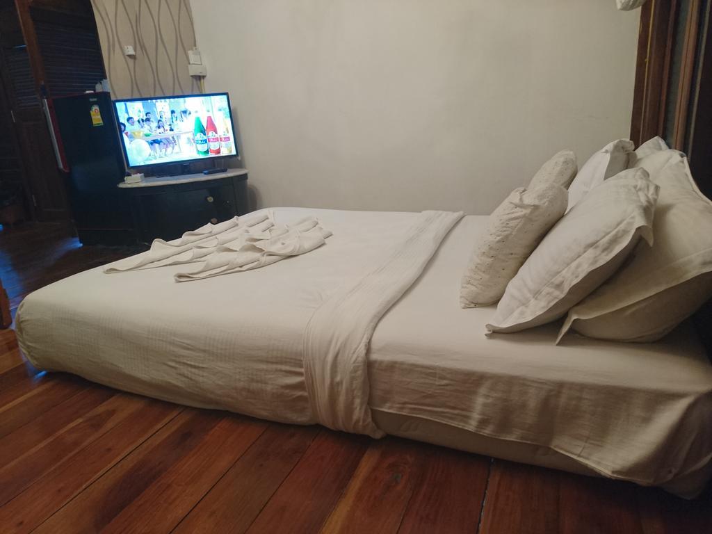 At Casa Guesthouse Amphawa Ngoại thất bức ảnh
